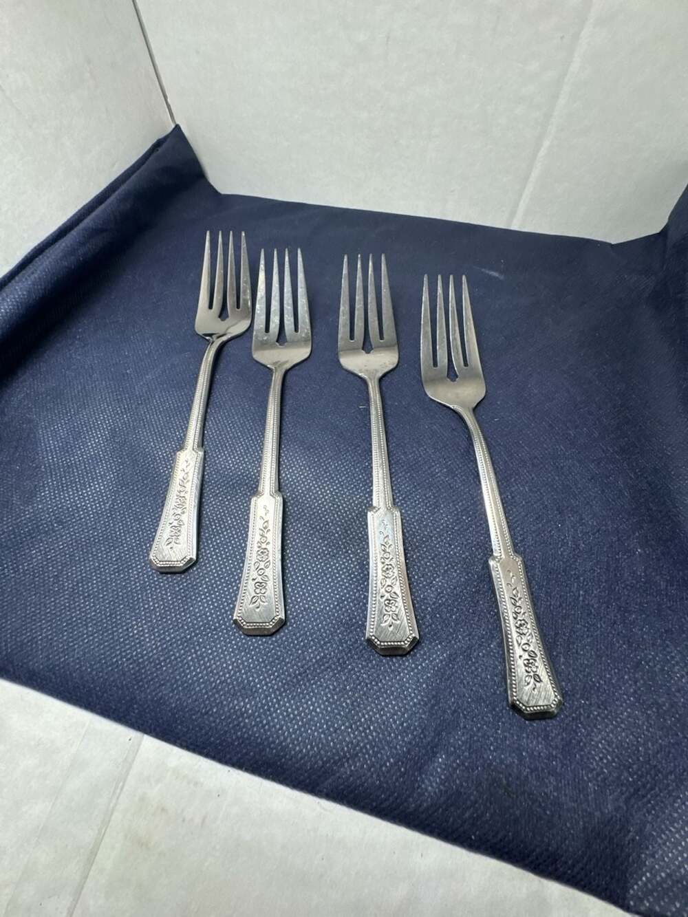 Rogers Landscape Stainless Steel Korea Floral Pattern Dinner Forks, Set of 4
